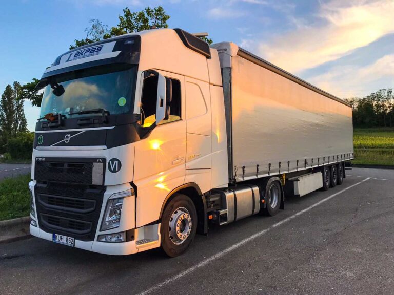 Temperature control reefer truck of LEKPAS highlighting Services of LEKPAS and its fleet indicating that it is a European logistics partner offering leistungen refrigerated kuhltransporte and tautliner or planentransporte transport, as well as freight forwarding, across Europe and Scandinavia